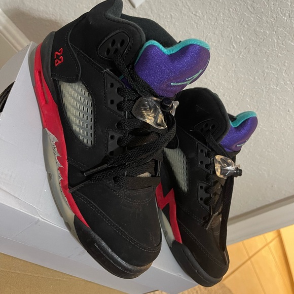 Jordan’s 4.5 Y - Picture 3 of 3